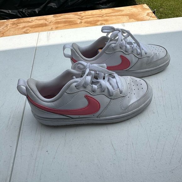 white nike sneakers with pink swoosh